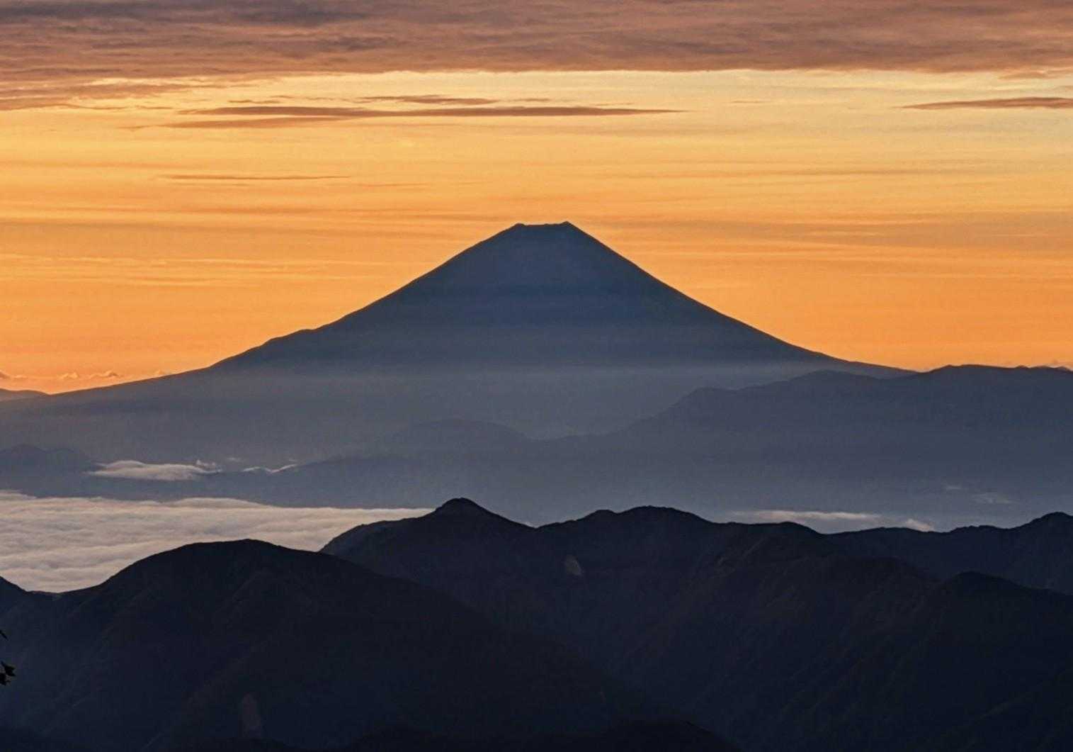 朝焼けで美しい富士山🗻
これがベストショット💯