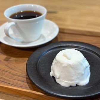 スモークチップで燻製したパンナコッタとコーヒーでひと休み