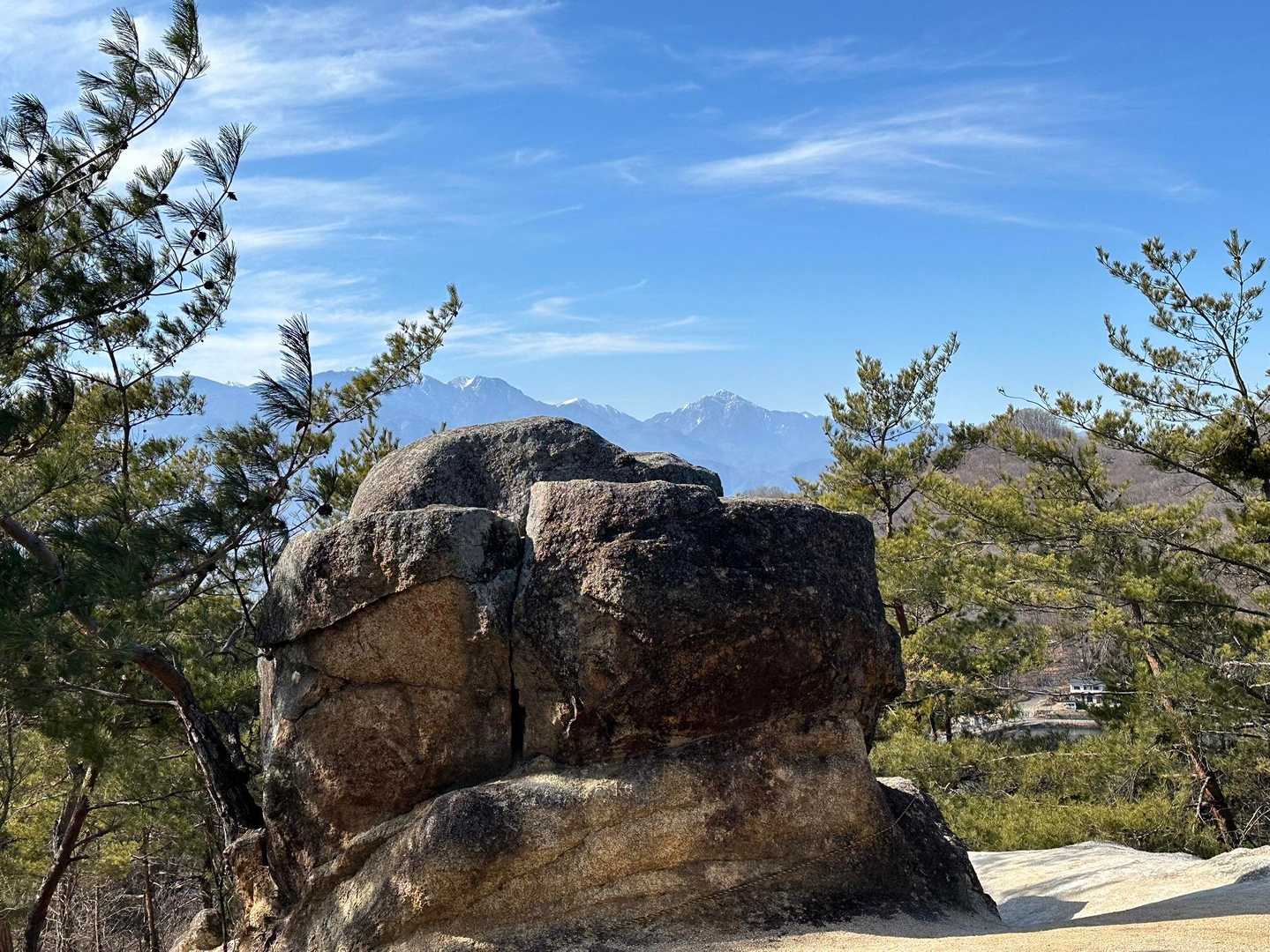 八王子山往復 | 街から歩ける白い巨岩の特等席、甲府盆地と富士山を見下ろす開放感の写真