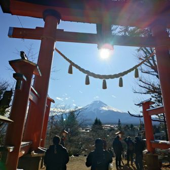 長い階段を一気に降って鳥居着。そんなつもりではなかったですが、新倉富士浅間神社が事実上の初詣でとなりました。