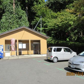 正面、立派なトイレ。洋式ウォシュレット付き。リフトへは、右手から。