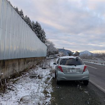 〈酒清水〉近くの路肩に駐車