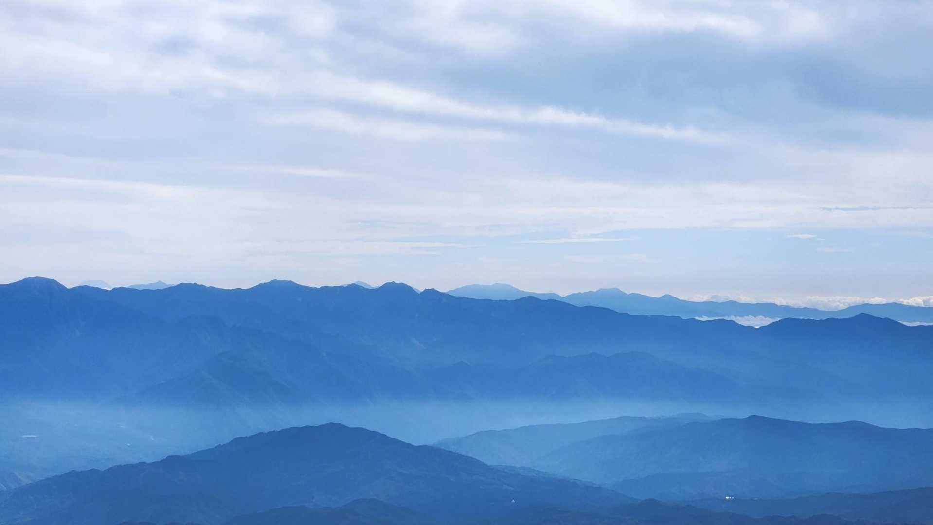手前に中ア
奥に南アの赤石、聖かな！