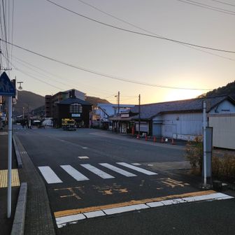 駅前の様子、７時なのですが、お日様がやっと上がってきました。