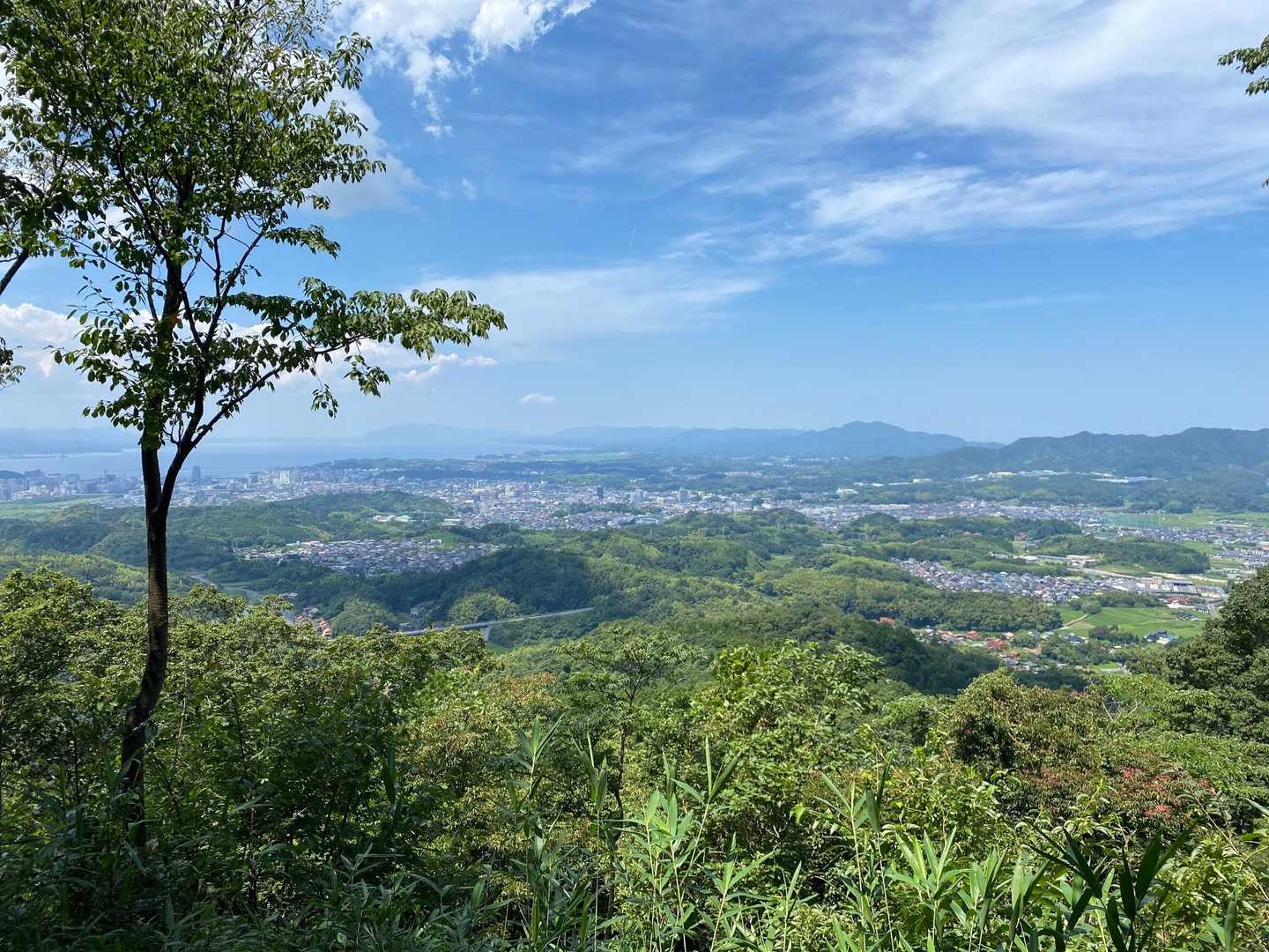 少しワープして嵩山に登る途中から松江市街
延期した甲斐があって和久羅山から嵩山Pへの下りも無事クリア👍ただ、嵩山への登りは無風で暑すぎて無口に🙊