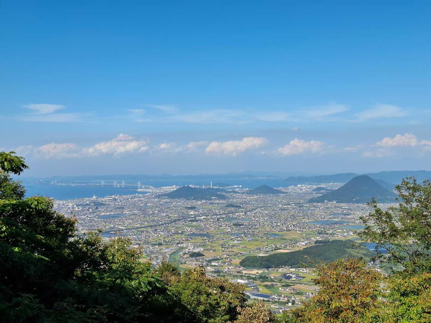 【展望台より】
・丸亀平野、瀬戸大橋の奥に見えるのは岡山の児島港のあたり。