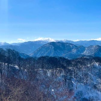 アンテナ📡立ってる山が👁️
利賀村の【越中の百山】高峰🏔️かも🤔🤔
山スキー⛷️始めたばかりの頃、行ったな…。

その向こうに【二百名山】金剛堂山🏔️
左手には【三百名山】白木峰🏔️ではないかと✋
あっちも、めっちゃ風が強そう🌀🌀🌀
