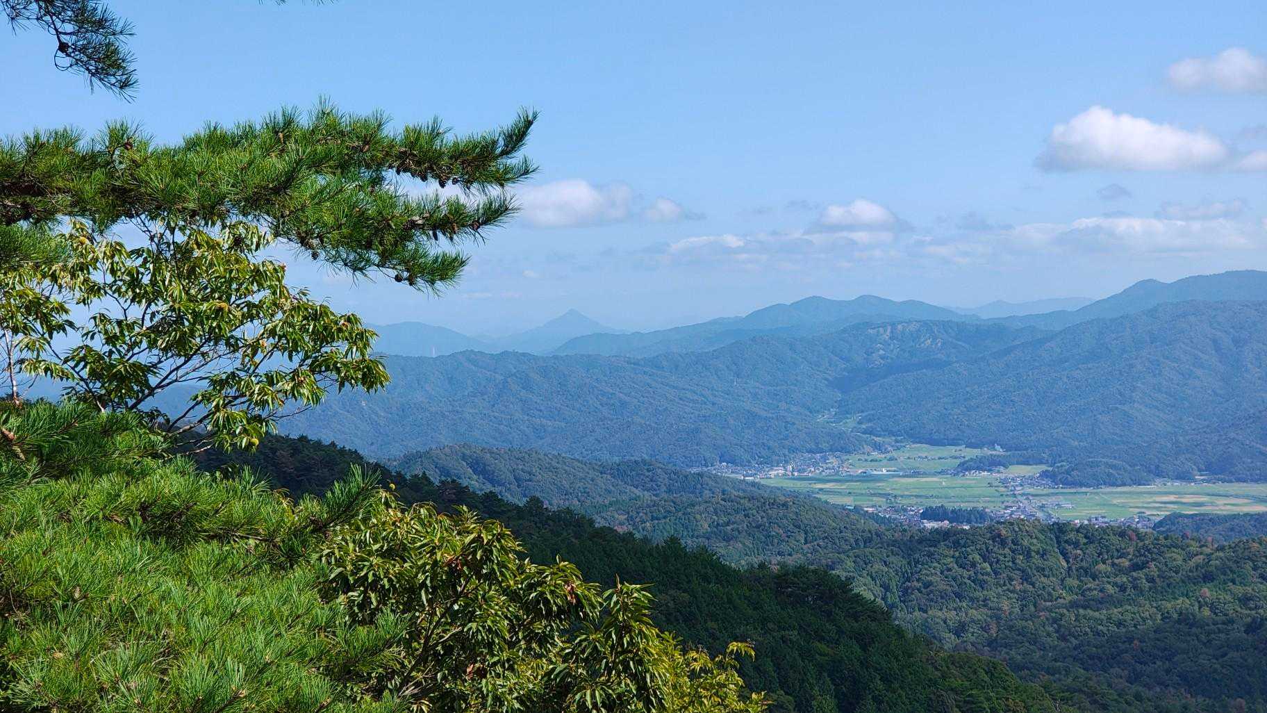 よ〜く見ると、富士山っぽい形した山が🤔
…若狭富士の青葉山？