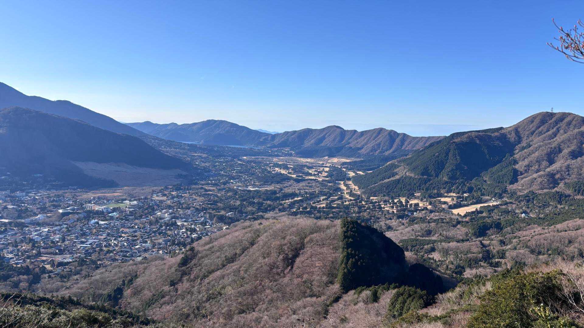 遠ーくに芦ノ湖.