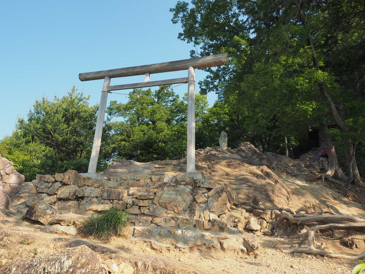 登り切ると、金比羅神社さんの鳥居が出迎えてくれます