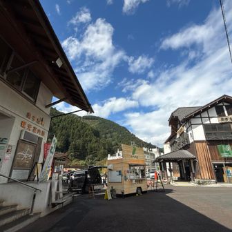 奥多摩駅まで戻ってきてYAMAP終了☑️
左が奥多摩町観光案内所
観光案内所で缶バッジ交換。

この後、雨降ってないからお昼食べてから第二弾へ🤭
