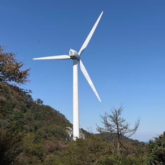 丸山を下るのもちょっと苦労しましたが、大した距離でもないので無事通過。
降りると広場あり、風車がもう一本見えました。こちらは回っていました。