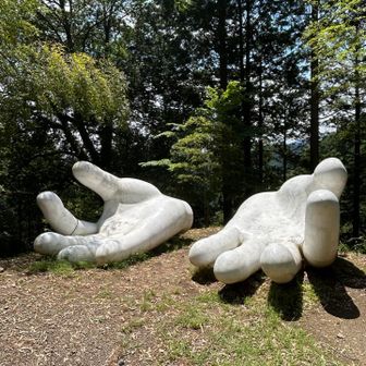 子の権現に到着する手前に手のオブジェがあったー🙌
