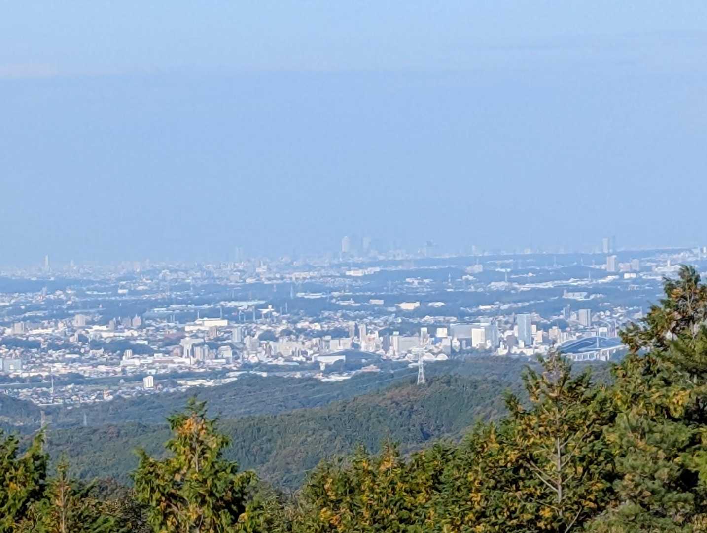 奥に名古屋駅周辺のﾋﾞﾙ群が見えます