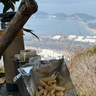 家にあった謎の銀色包のお菓子でコーヒータイム。
ちゃんと食べれる物で良かった。😅