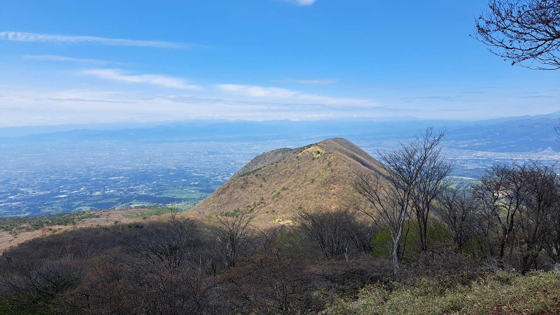 　合流地点から15分ほど登って見晴広場に到着。
　火起山の先に西上州や奥秩父の山並みが見晴らせます。今日、富士山はお休み。