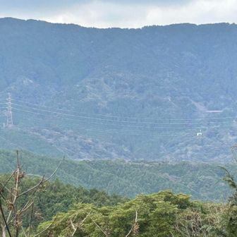 山頂から西の油山を望む