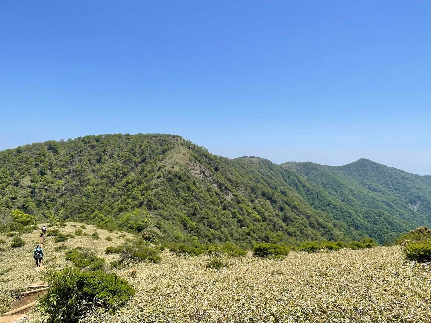 丹沢山と塔ノ岳までの稜線　
けっこう遠いけど、近くに見える😌
本当の試練は、塔ノ岳から先のひたすら続く降りなのは間違いない…