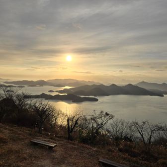 日の出前に来ていても、海の上の雲海までは見られなかったでしょうね。
ココ…雲海ができると、水墨画みたいな景色が見えるとこなんです。
ひょっとしたら…で来ましたが、無理でした💦