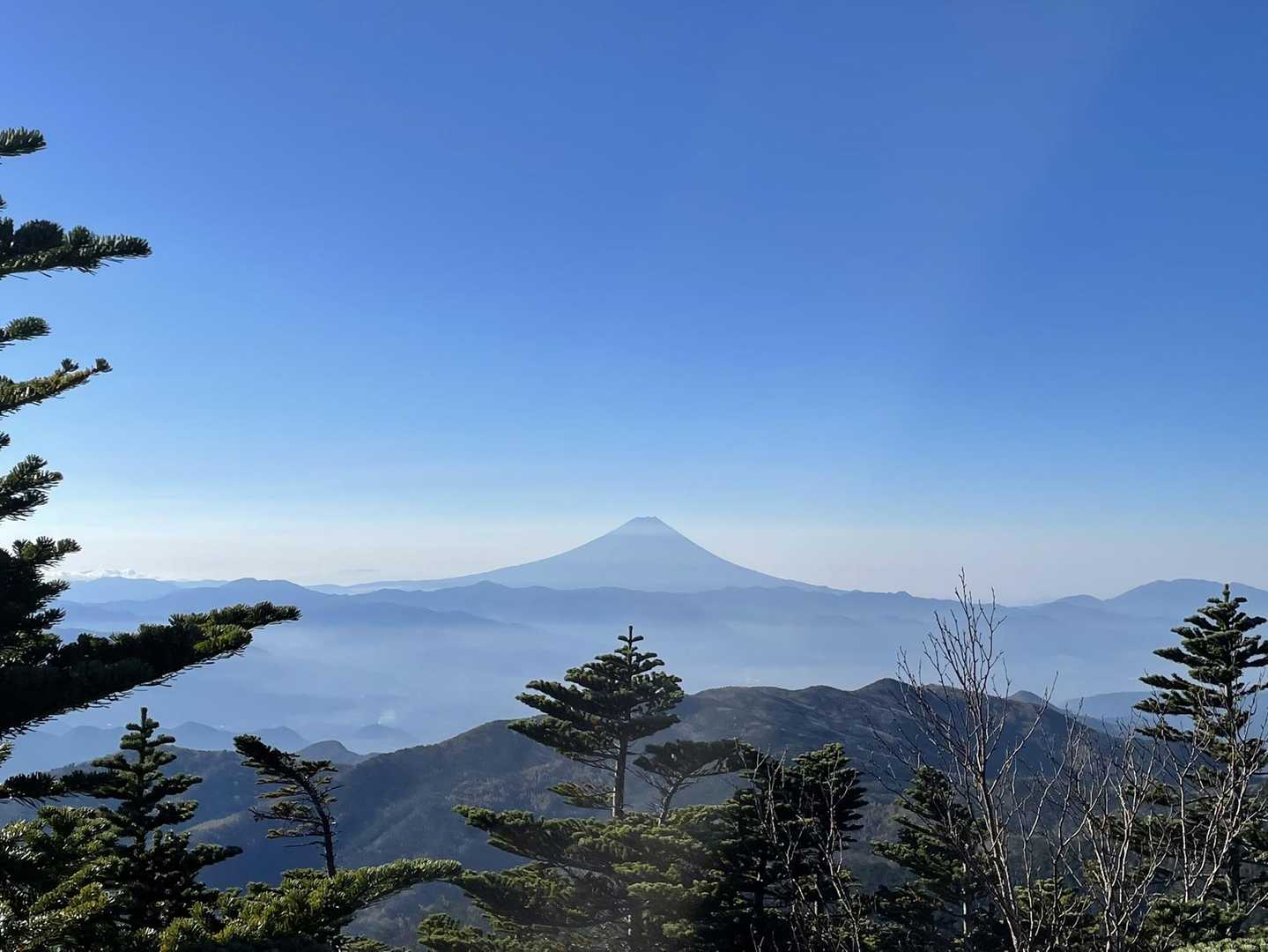 天狗尾根をちょっと入るとこの景色。
やっぱり撮っちゃう🗻✨