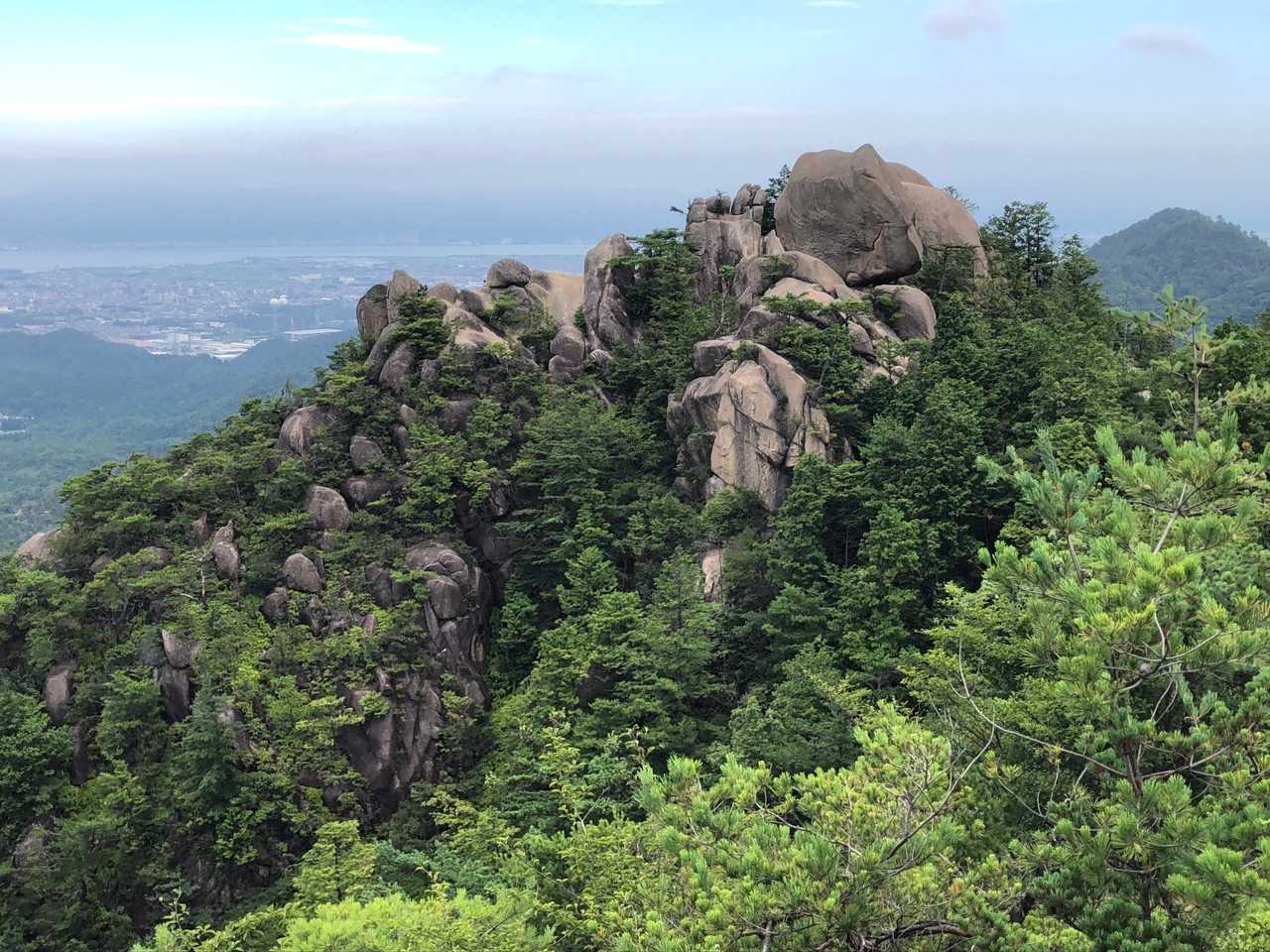 向かいに天狗岩が見えます