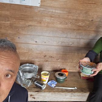 避難小屋でランチタイム。