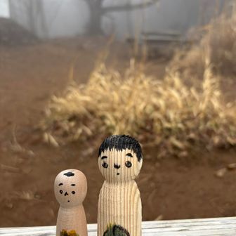 『蕗のとう』ばっけの師弟こけし
右：今晃工人
左：石川美祈子工人