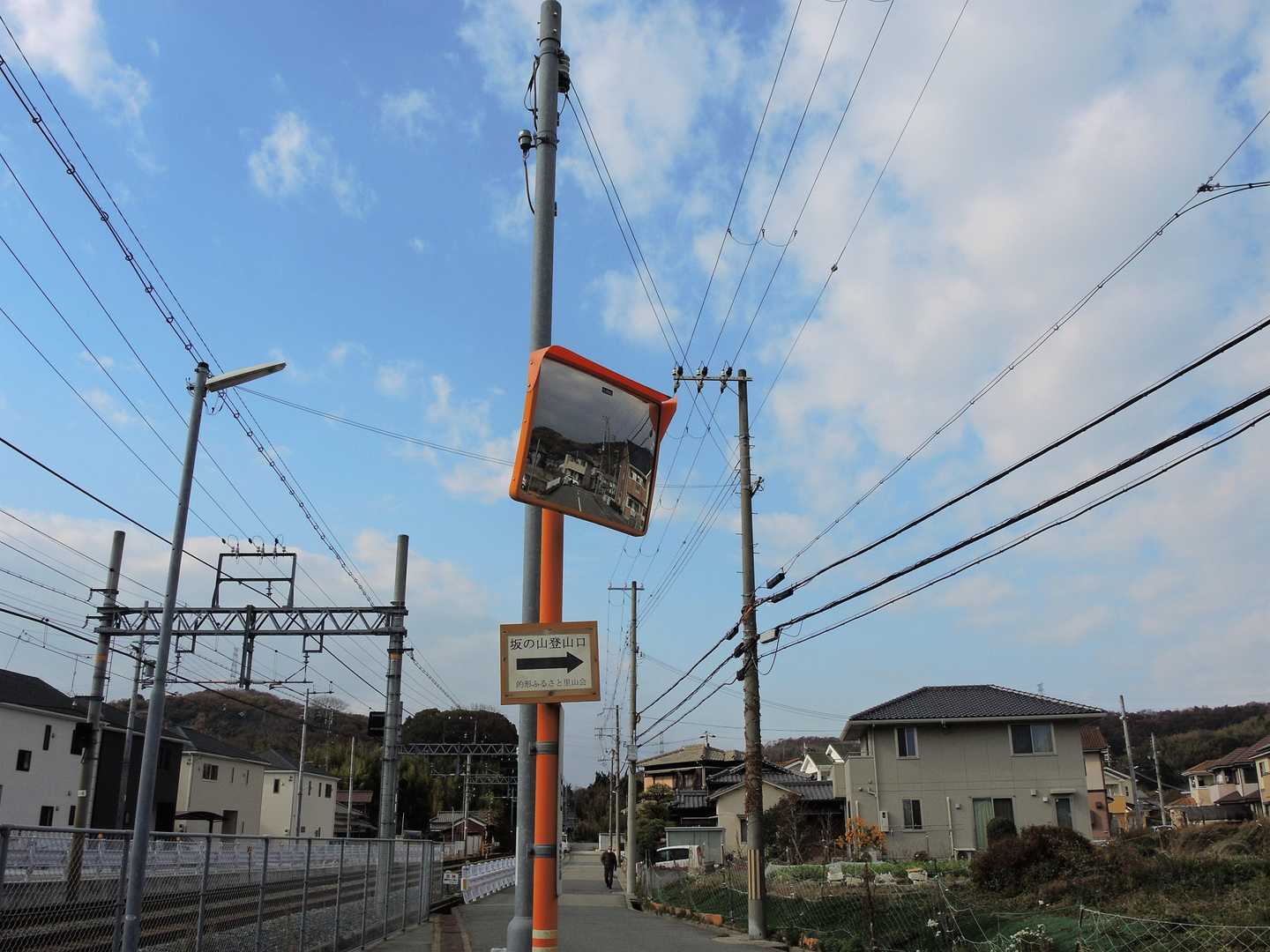 ザックを背負って住宅街を歩く様なコースは初めてです。😅💦