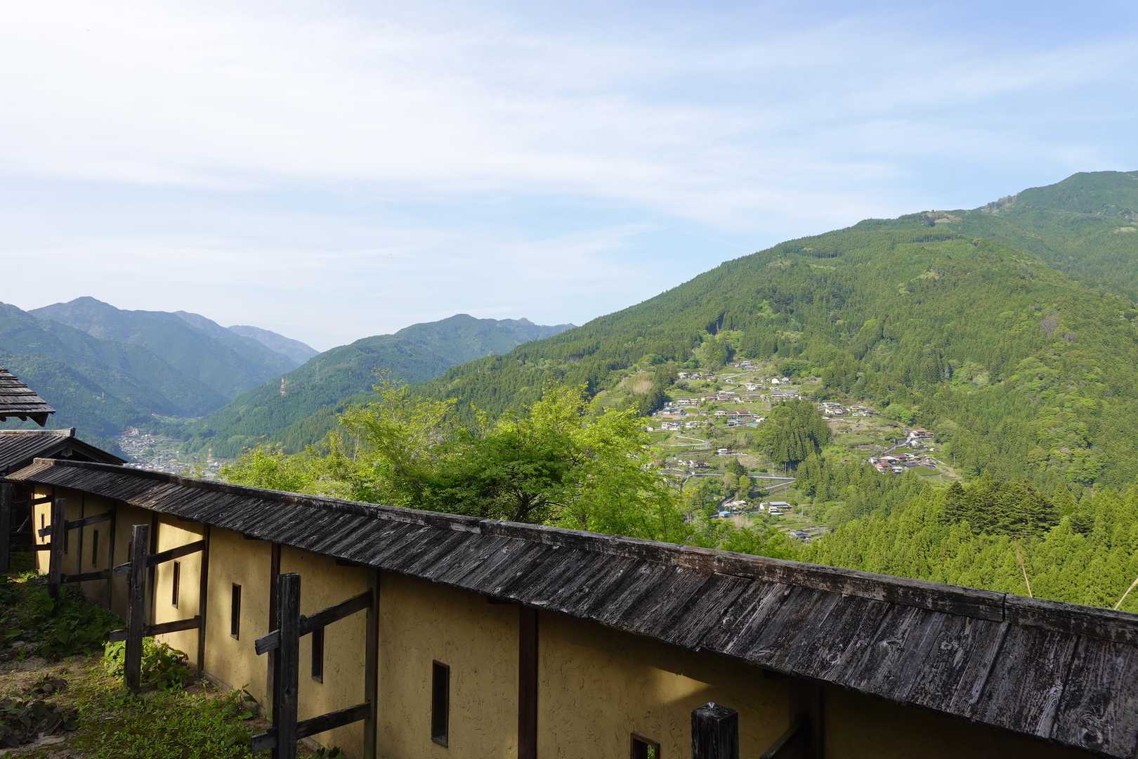 山の斜面に沢山の民家👀