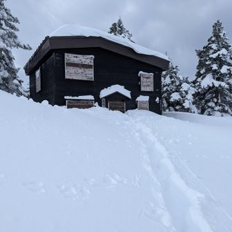 避難小屋はまだ1階半分くらいの埋もれっぷり