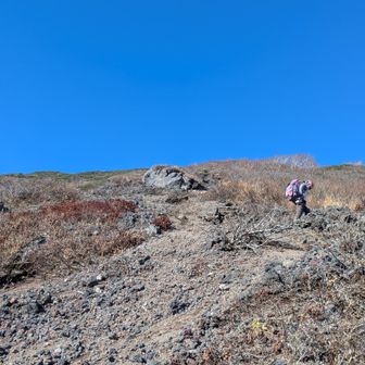 空は清々しく最高の登山条件です。旧道の岩場では体力を消耗しました😂登山と呼べるようなことを２ヶ月近くしていませんでしたので致し方ありませんね😂