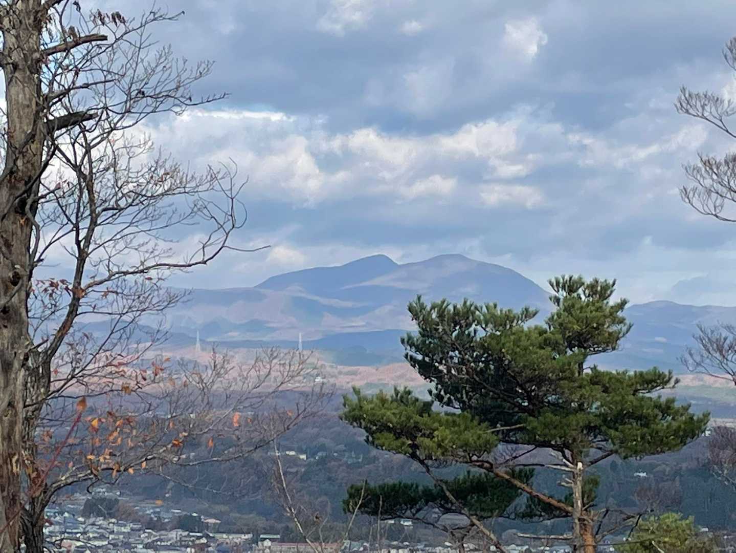 昨晩から朝方にかけて雨だったのかな
雲が多いけど
泉ヶ岳兄弟見えますね