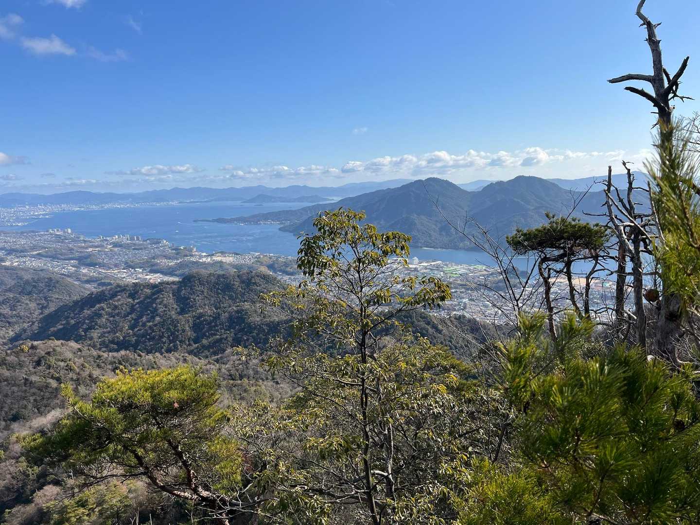 そして厳島と手前に先程登った城山が見えているようです♪^ ^
この後、階段を上って行きますが意外と長く感じましたが・・・💦
