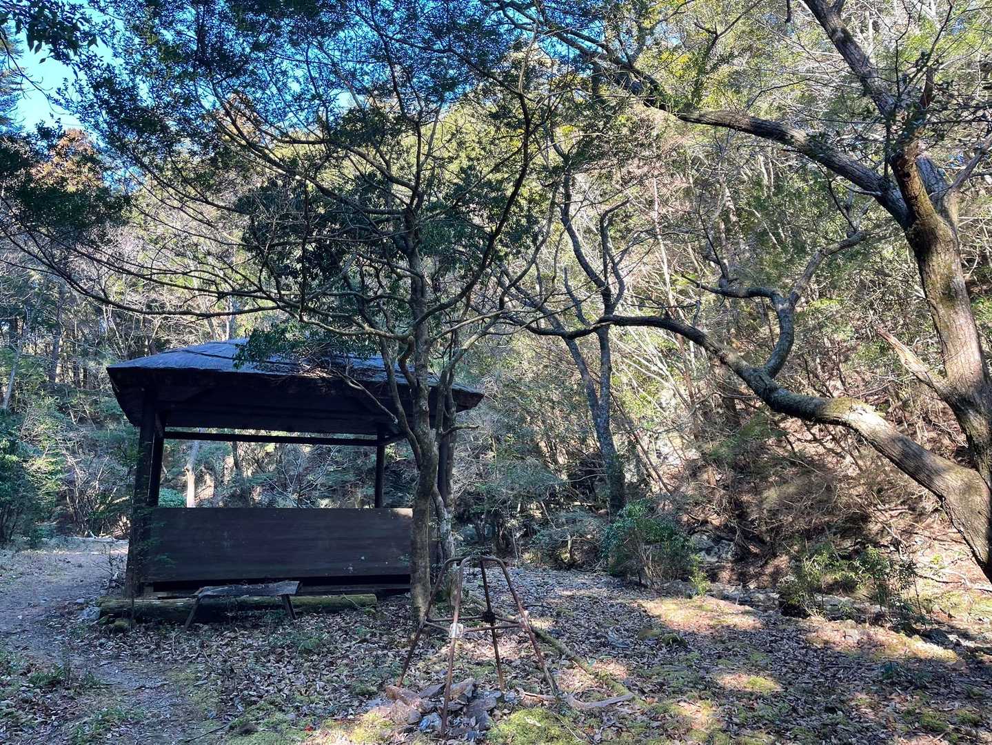 看板から直進して上流方向へ。
川の辺りに東屋がある。
ココは増水しない場所なんだろうな。