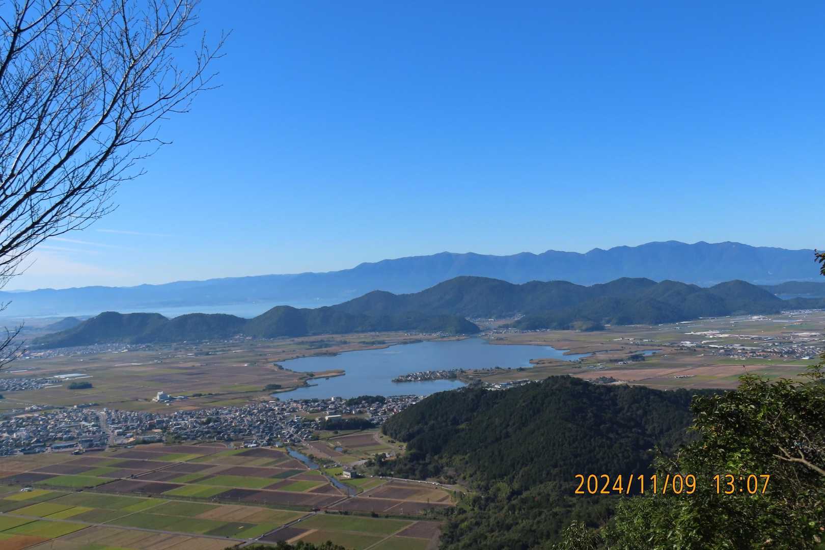 西湖とその奥は琵琶湖