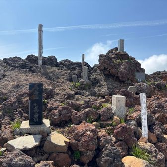 外輪山の七高山山頂です⛰️　三角点があります「新山」には三角点はありません