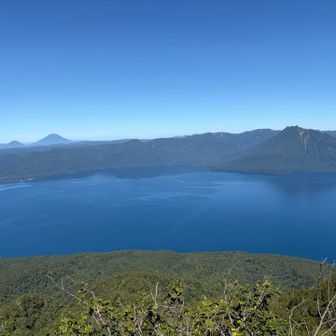 支笏湖と羊蹄山を含む山々