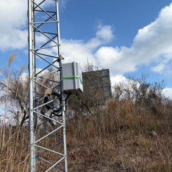 山頂表示は無かったです
あの看板何？と思ったけど、調べたら反射板というものでした