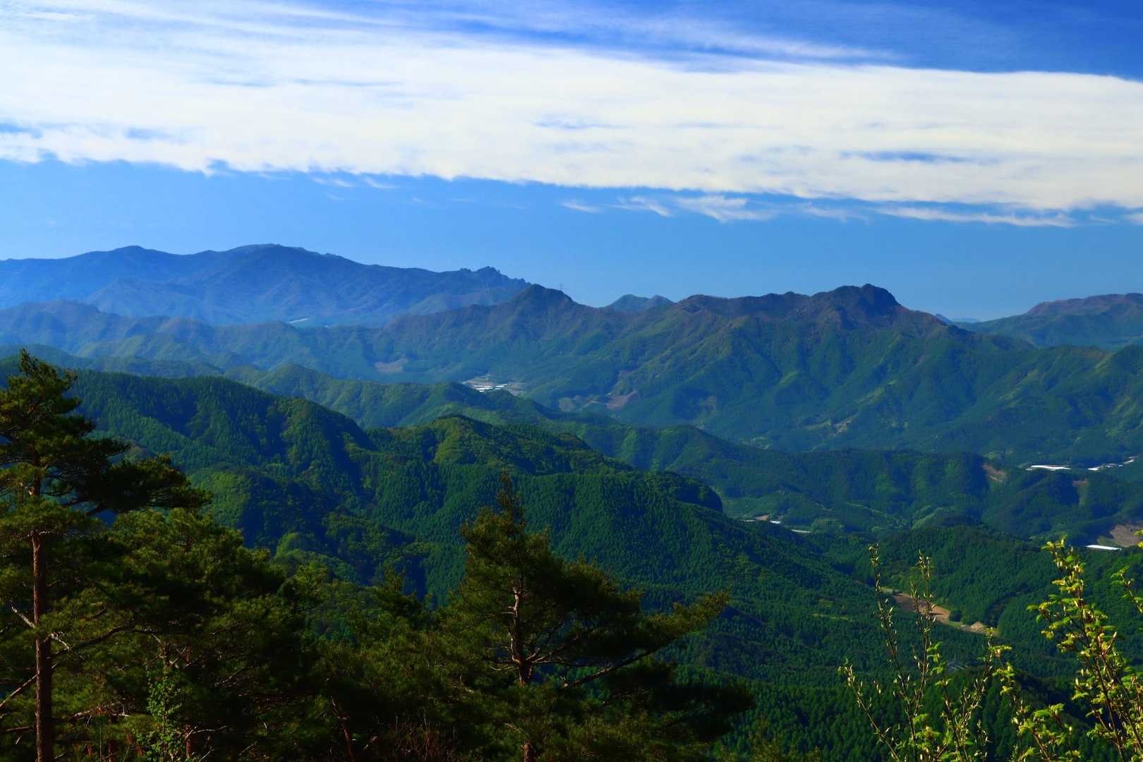 昨日登った御座山（右）と左の奥は金峰山と瑞牆山