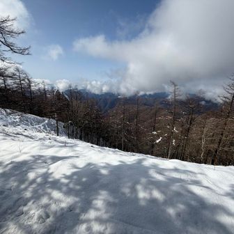 五十人平野営場から見る大菩薩連嶺の山肌。富士山は休業日でしたね！