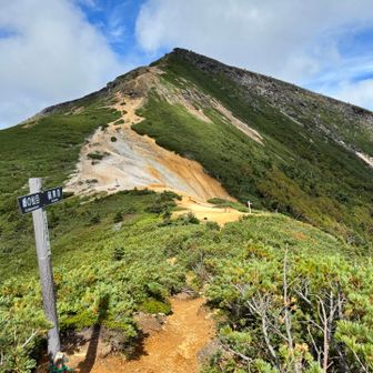 硫黄岳は赤岩の頭から見ると綺麗な三角ですね。