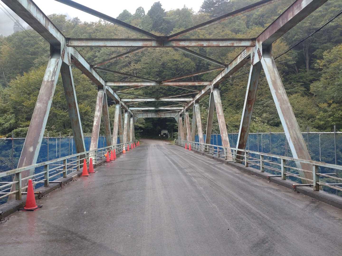 橋を渡ってスタート