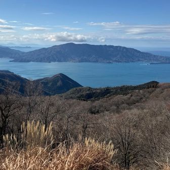 海風あるけどお日様勝ってる
正面は苦い思い出🐝の西方ヶ岳😅