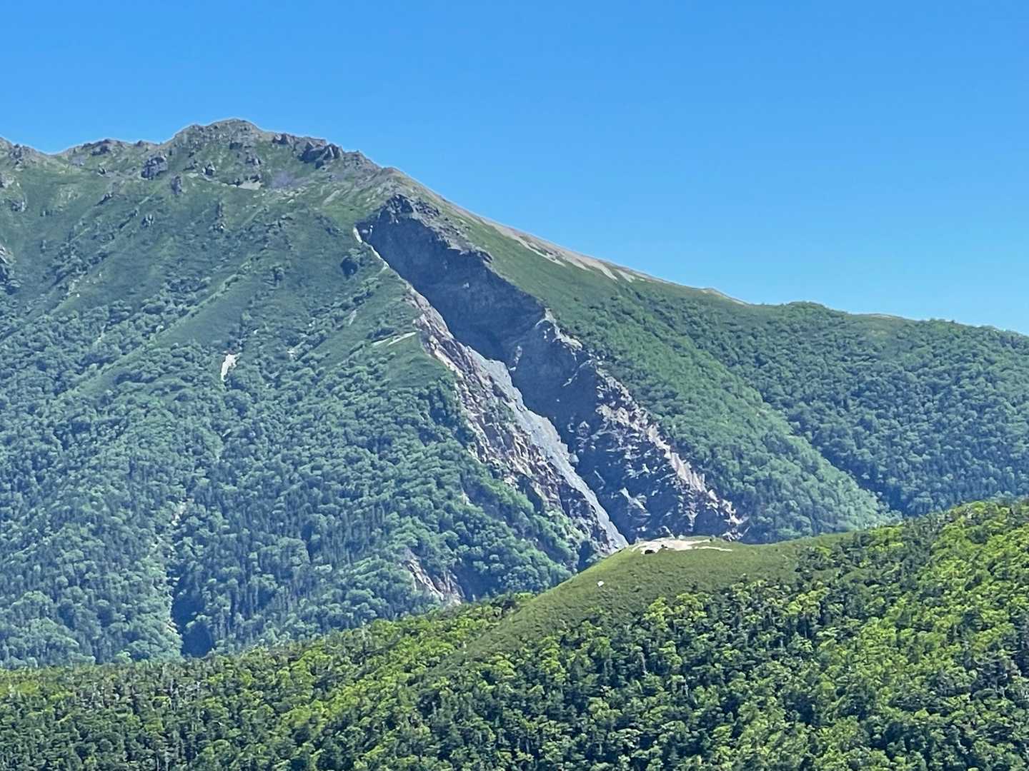 塩見岳の斜面って、めちゃ崩れている…