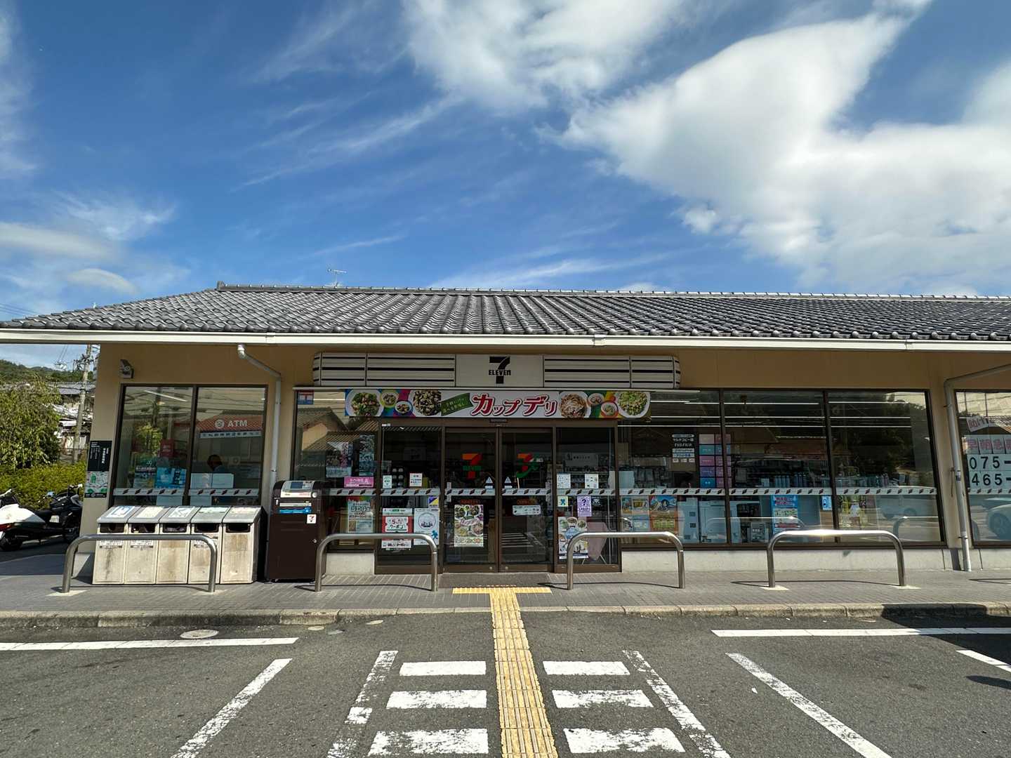 瓦屋根で白黒のセブンイレブン😳