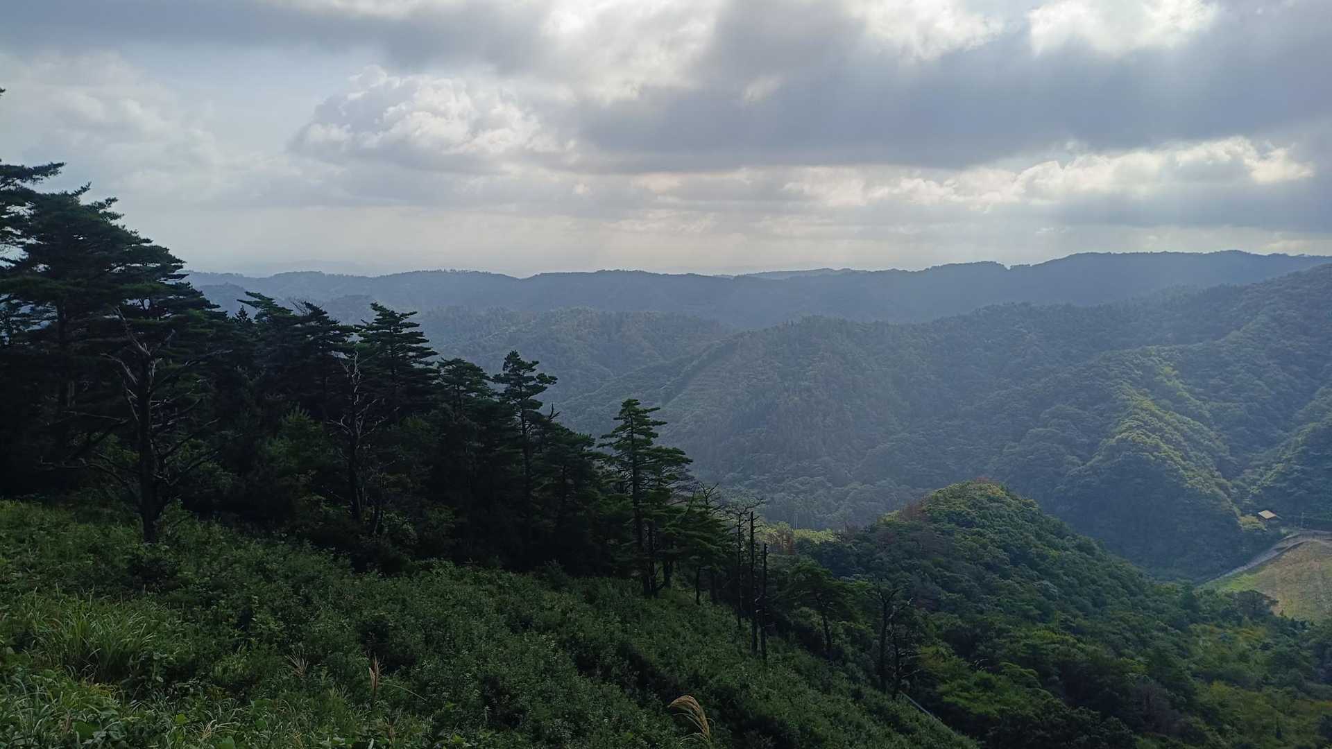 日本海も少し見える
下界は少し雲あるけど晴れっぽいですね