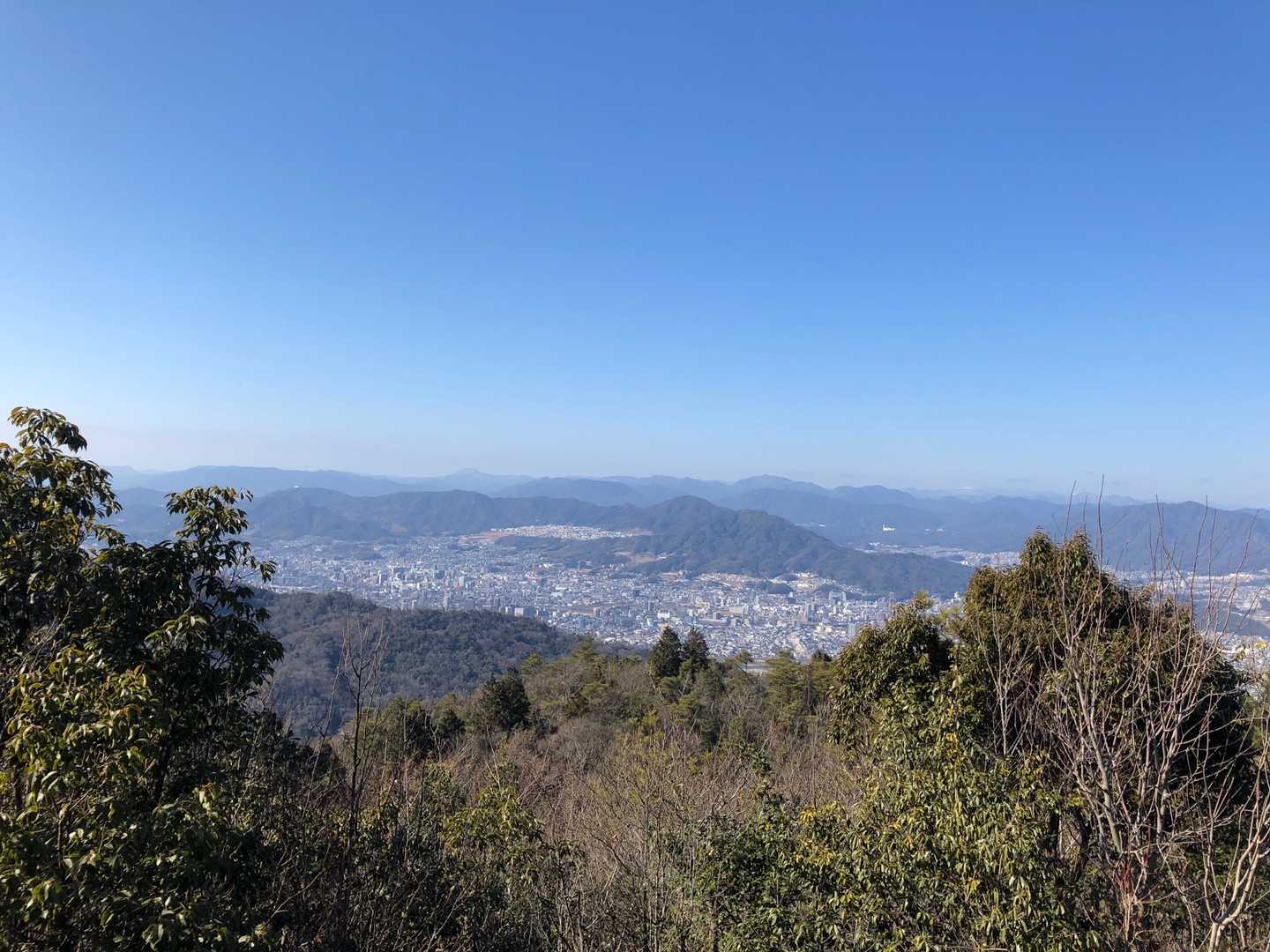 山頂から少し奥の展望台より。