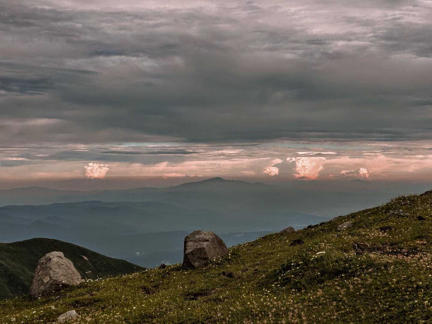 月山の向こうに見えてた積乱雲が
さっきより大きくなってるよ