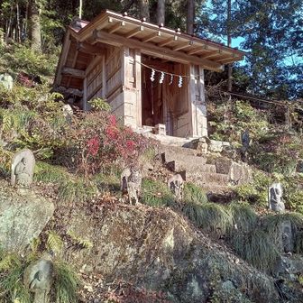 今度は富士山へ。登山口の岩谷不動尊はたくさんの石仏に守られています