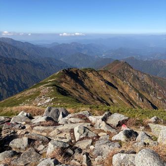 山頂からの景色1
ここを歩いて来た